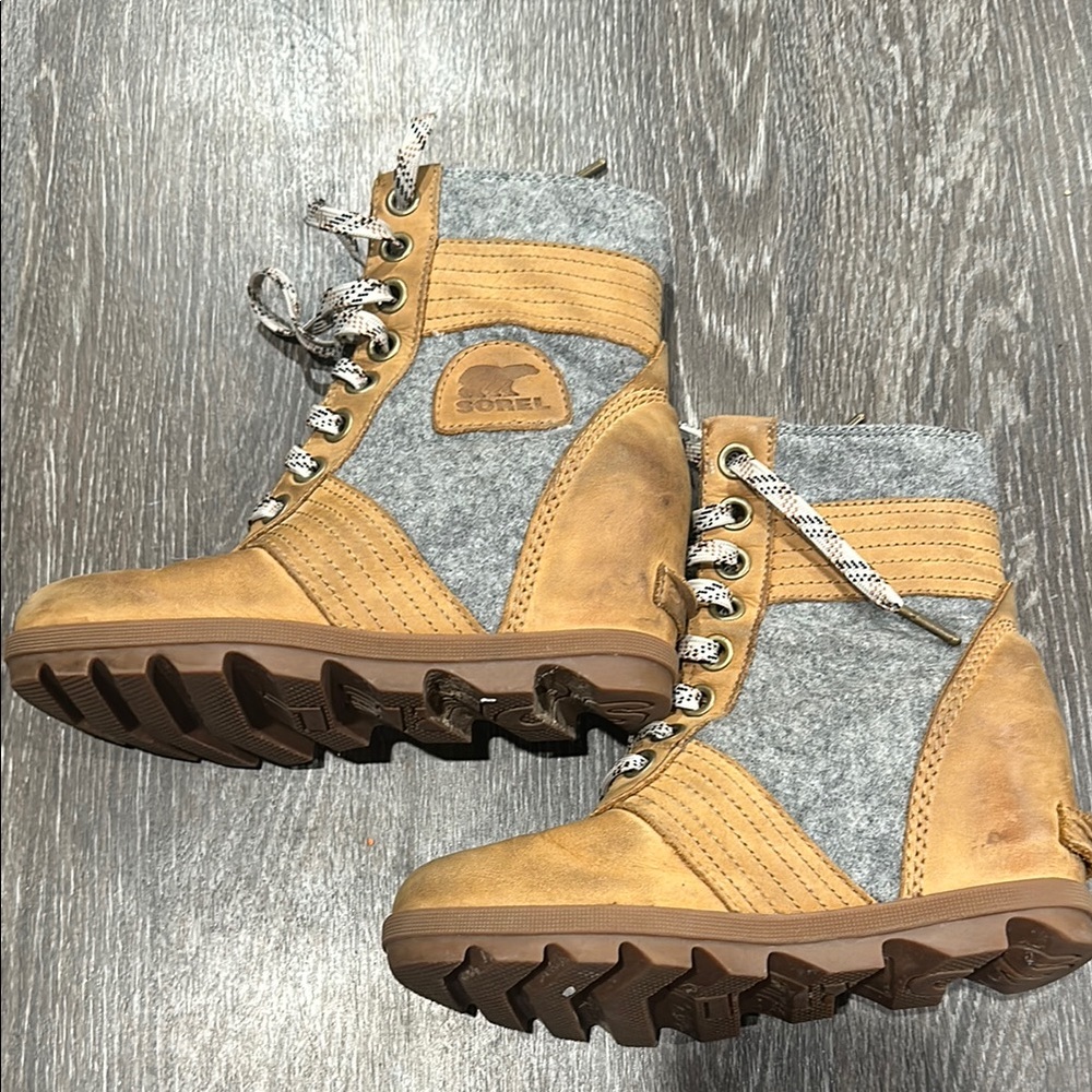 Sorel Women's Tan and Gray Boots